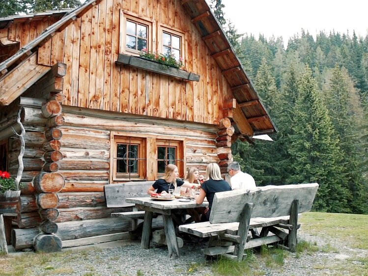 Gemeinsame Jause auf der Hütte genießen | © Urlaub am Bauernhof Kärnten