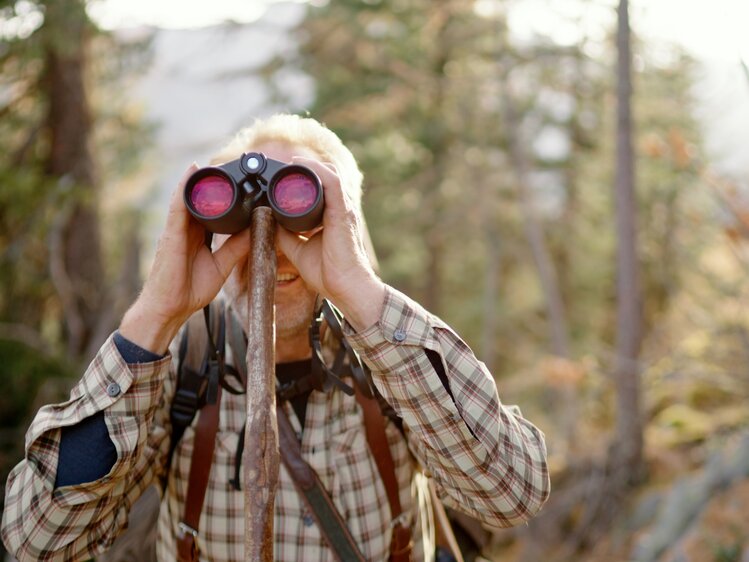 Jäger schaut durchs Fernglas | © Urlaub am Bauernhof Kärnten / Daniel Gollner