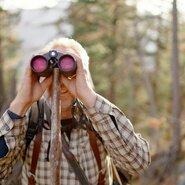 Jäger schaut durchs Fernglas | © Urlaub am Bauernhof Kärnten / Daniel Gollner