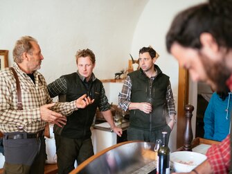 Jäger stehen beisammen | © Urlaub am Bauernhof Kärnten / Daniel Gollner