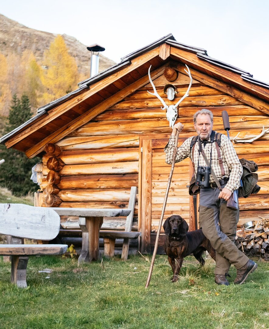 Bauer Heinz vor einer Almhütte | © Urlaub am Bauernhof Kärnten / Daniel Gollner