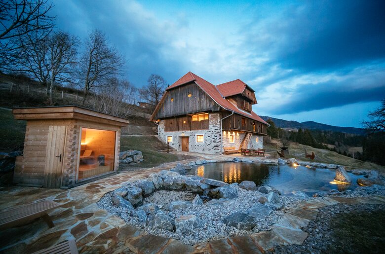 Kaiser Chalet mit Sauna am Abend  | © Urlaub am Bauernhof Kärnten / Daniel Gollner