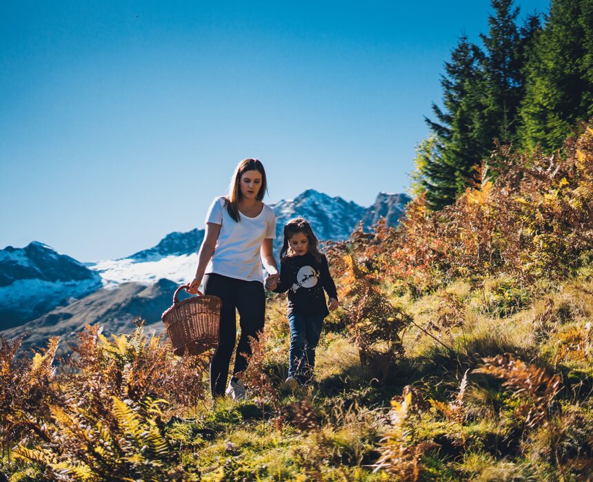 Mutter und Tochter gehen Hand in Hand auf der Alm spazieren  | © Urlaub am Bauernhof Salzburg / Daniel Gollner 