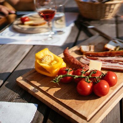 Jause auf der Alm mit Tomaten, Käse und Speck | © Urlaub am Bauernhof Steiermark / Daniel Gollner 