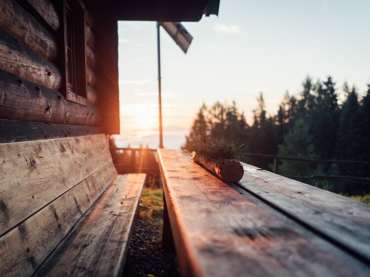 Hüttentisch wird von den ersten Sonnenstrahlen bescheint | © Urlaub am Bauernhof Steiermark / Daniel Gollner 