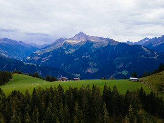 Almhütte mit Berg-Panorama im Hintergrund | © Urlaub am Bauernhof Tirol / Daniel Gollner 