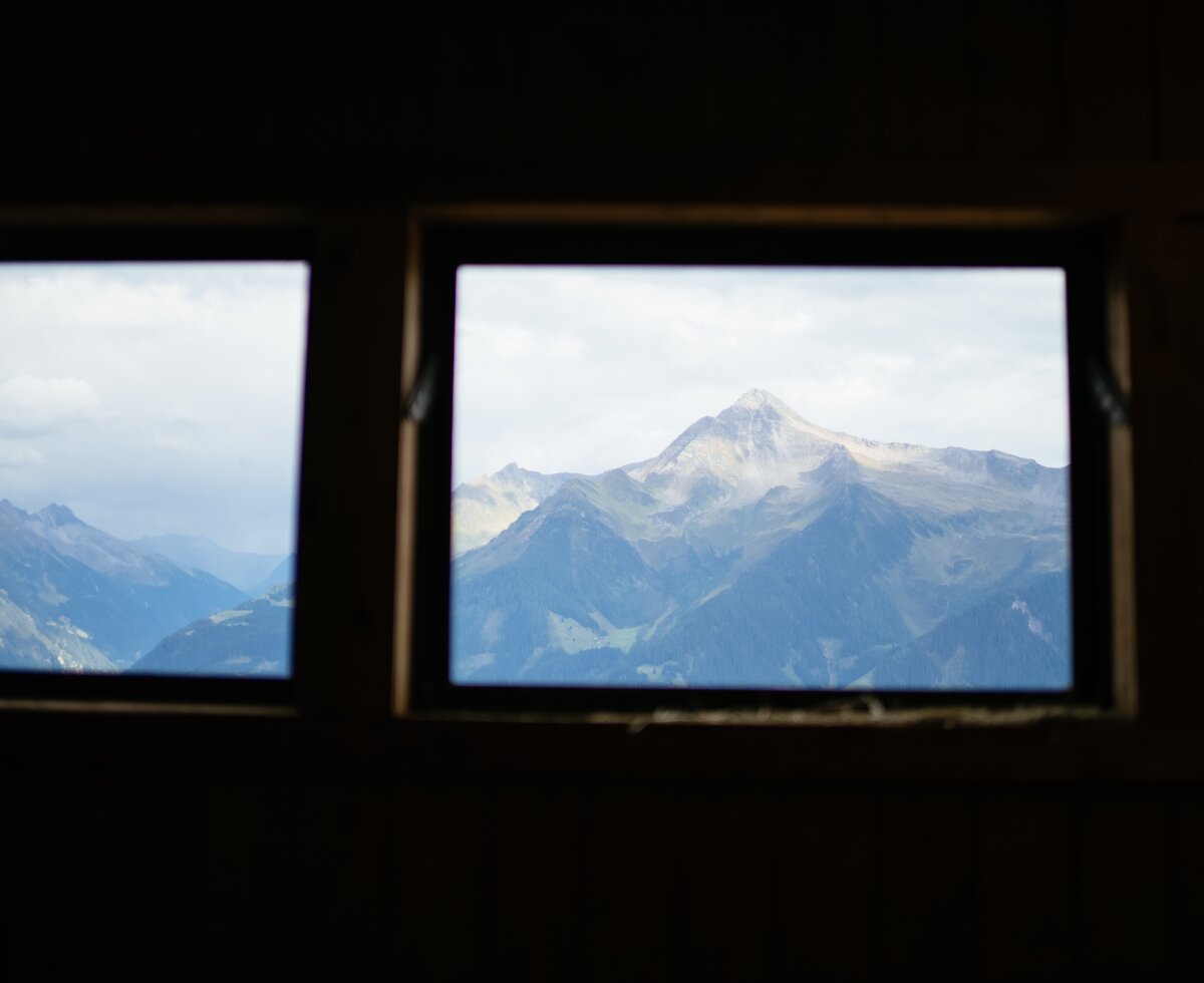 Aussicht auf Berge durchs Fenster | © Urlaub am Bauernhof Tirol / Daniel Gollner 