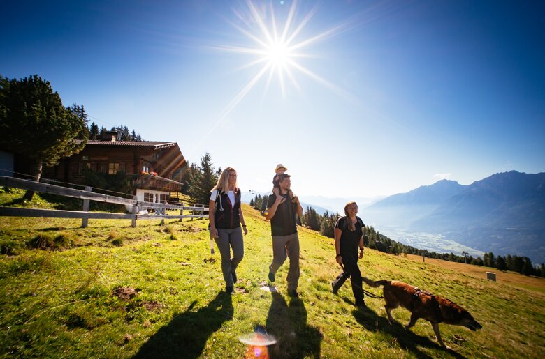 Familie mit Hund wandert auf der Alm | © Urlaub am Bauernhof Tirol / Daniel Gollner 