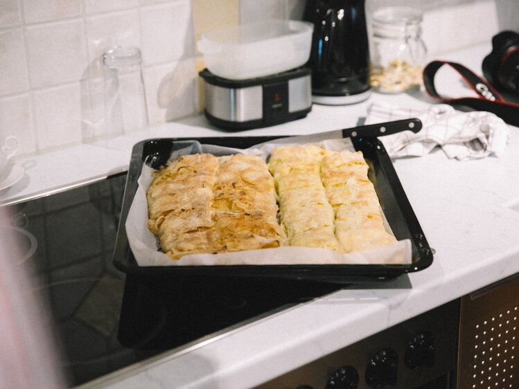 frischer Apfelstrudel auf Backblech | © Urlaub am Bauernhof Burgenland / Julia Reiterics 