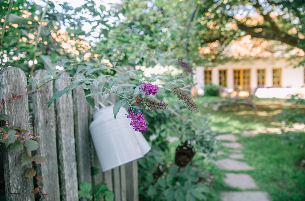 alter Holzzaun mit Kannen | © Urlaub am Bauernhof Burgenland / Julia Reiterics 