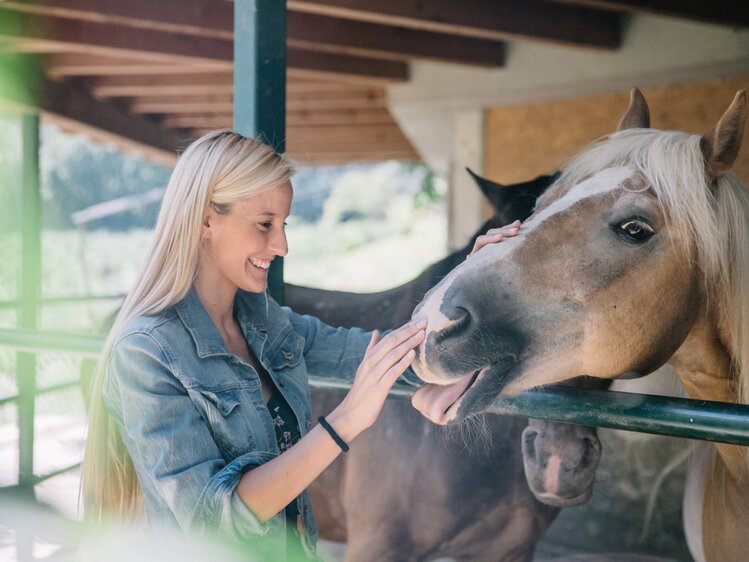 Pferd und Frau im Südburgenland | © Urlaub am Bauernhof / Julia Reiterics