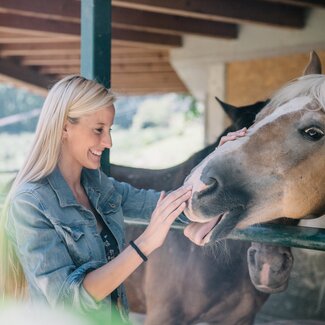 Pferd und Frau im Südburgenland | © Urlaub am Bauernhof / Julia Reiterics