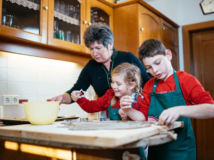 BAcken mit Oma am Malerhof | © Daniel Gollner/ Urlaub am Bauernhof Kärnten