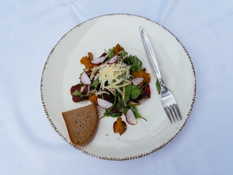 Ein mit Liebe angerichteter Teller mit Hirschschinken, Brot, Eierschwammerl und Salat | © Angelina Tschische