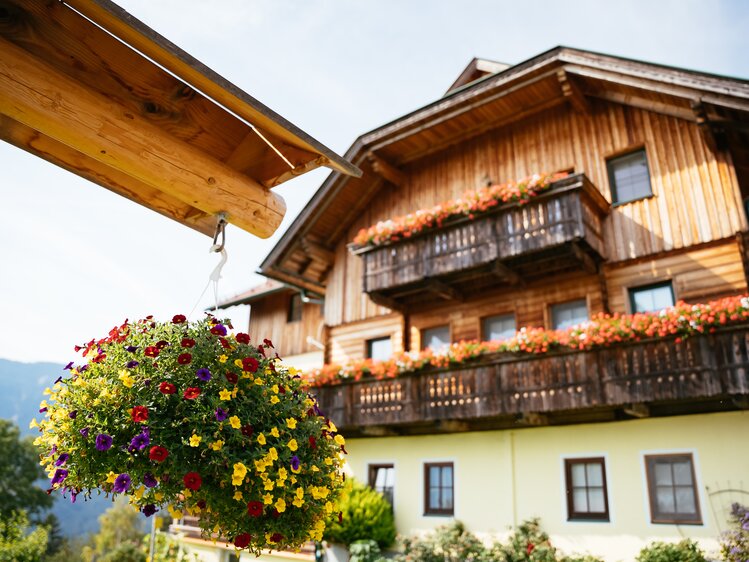 Bauernhaus mit blühenden Balkonblumen | © Urlaub am Bauernhof Kärnten / Daniel Gollner