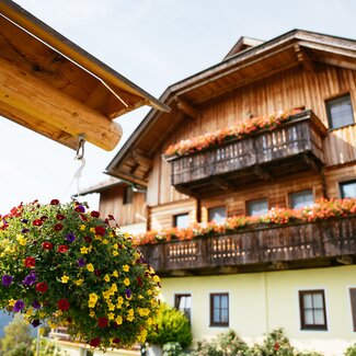 Bauernhaus mit blühenden Balkonblumen | © Urlaub am Bauernhof Kärnten / Daniel Gollner