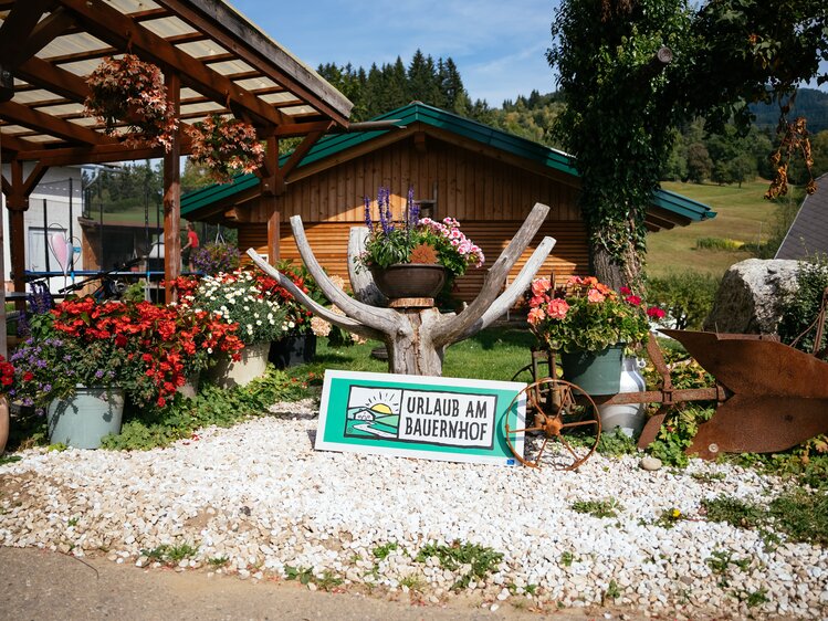 Urlaub am Bauernhof Schild bei der Dekoration | © Urlaub am Bauernhof Kärnten / Daniel Gollner