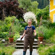 Frau geht Steinstiege runter und lächelt | © Urlaub am Bauernhof Kärnten / Daniel Gollner