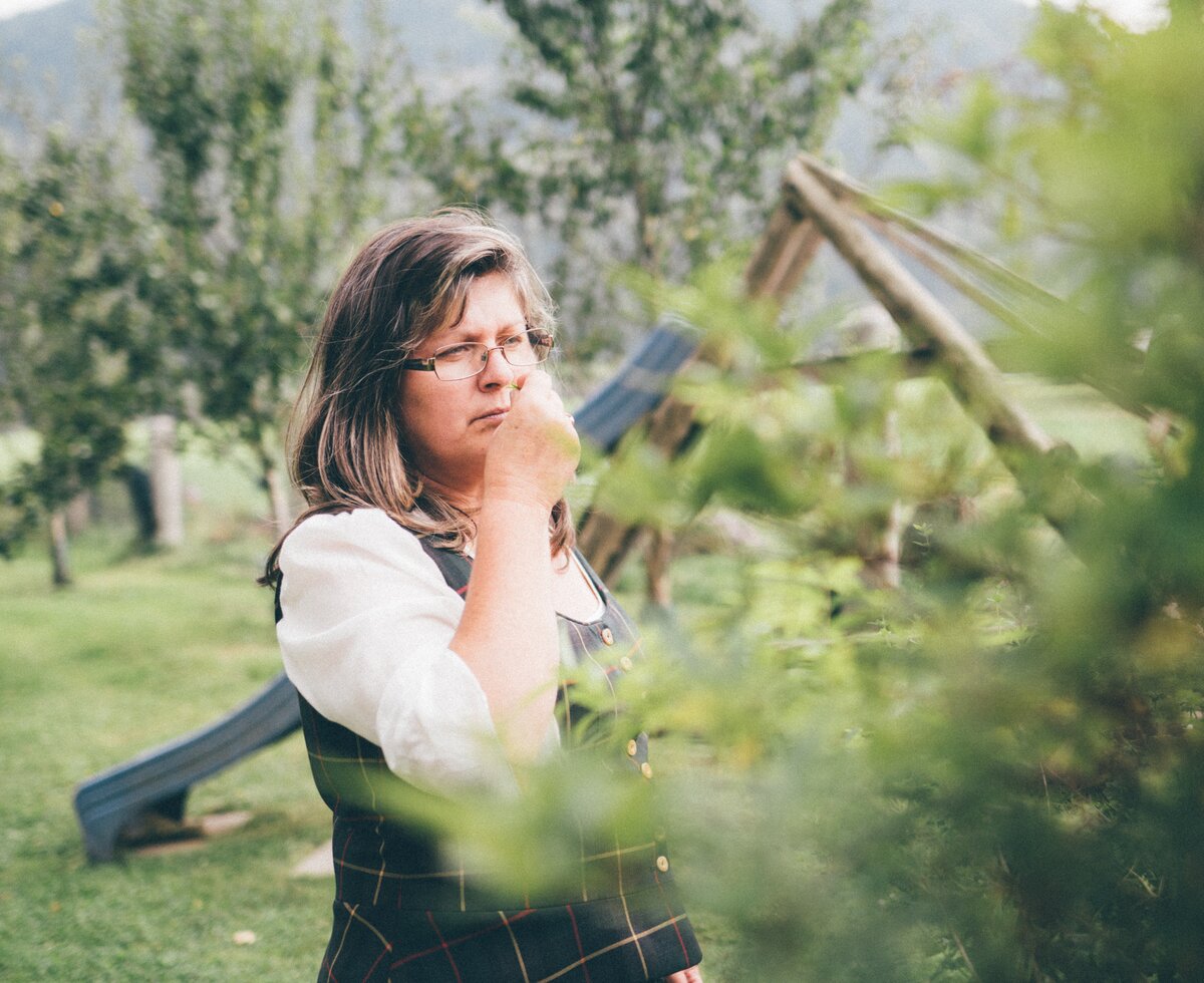 Frau im Garten bei Sträucher | © Urlaub am Bauernhof Kärnten / Daniel Gollner