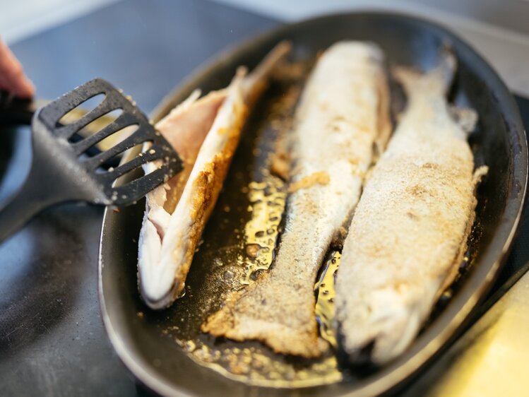 Fisch in Pfanne | © Urlaub am Bauernhof Kärnten / Daniel Gollner