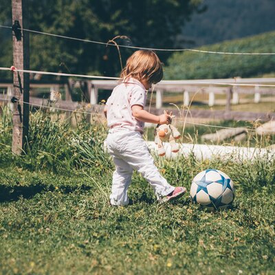 Kind mit Ball auf der Wiese | © Urlaub am Bauernhof Kärnten / Daniel Gollner