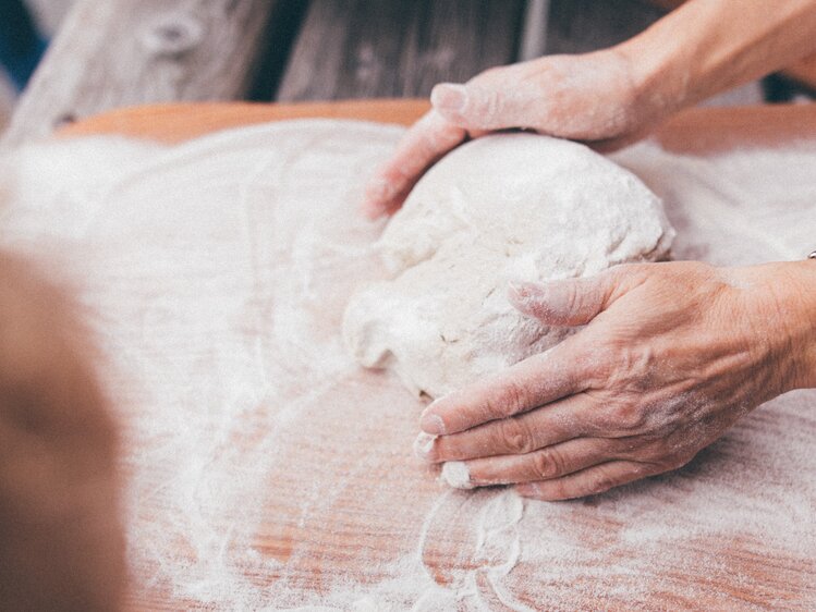 Brot wird mit den Händen geformt | © Urlaub am Bauernhof Kärnten / Daniel Gollner