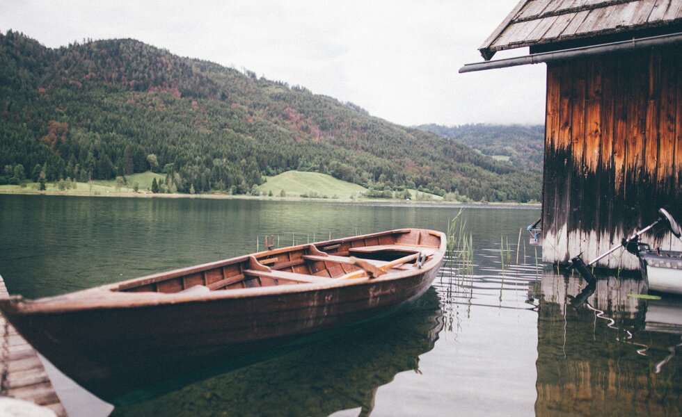 Boot im Wasser neben Bootshaus | © Urlaub am Bauernhof Kärnten / Daniel Gollner