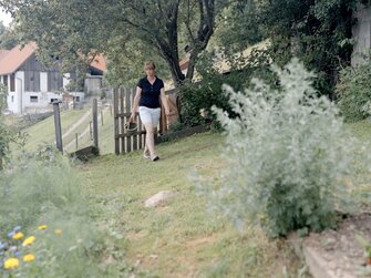 Frau im Bauerngarten | © Urlaub am Bauernhof Kärnten / Daniel Gollner