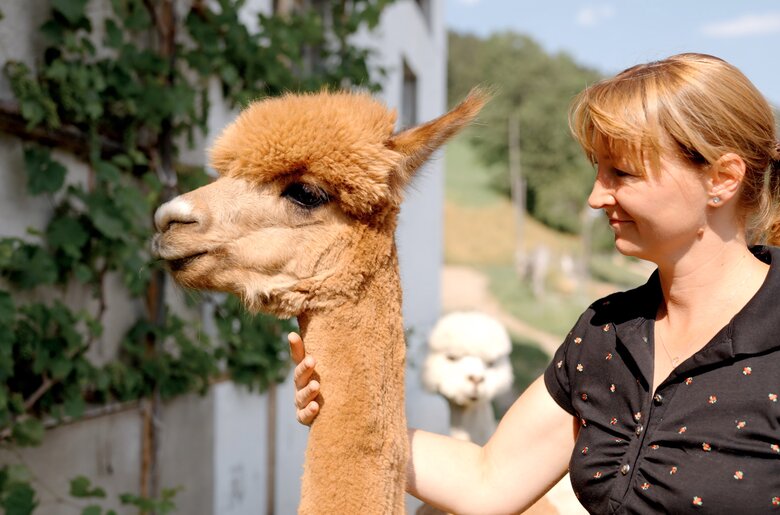 Frau und Alpaka  | © Urlaub am Bauernhof Kärnten / Daniel Gollner