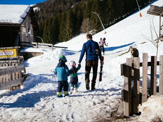 Kinder am Weg zur Skipiste | © Urlaub am Bauernhof Kärnten / Daniel Gollner