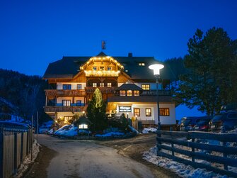 Haus in winterlicher Abendstimmung | © Urlaub am Bauernhof Kärnten / Daniel Gollner