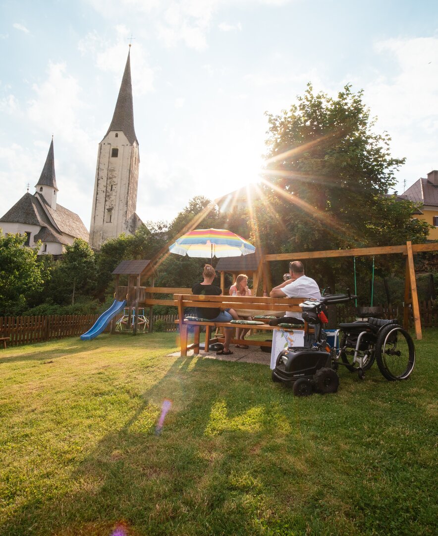 Familie genießt die Sonnenstrahlen im Garten | © Urlaub am Bauernhof / Daniel Gollner