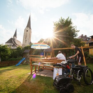 Familie genießt die Sonne im Garten | © Urlaub am Bauernhof / Daniel Gollner