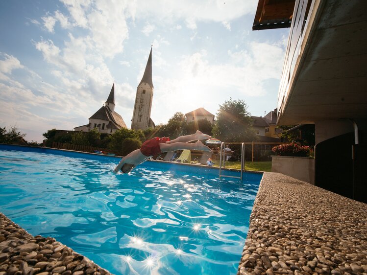 Bub macht einen Kopfsprung in den Pool | © Urlaub am Bauernhof / Daniel Gollner