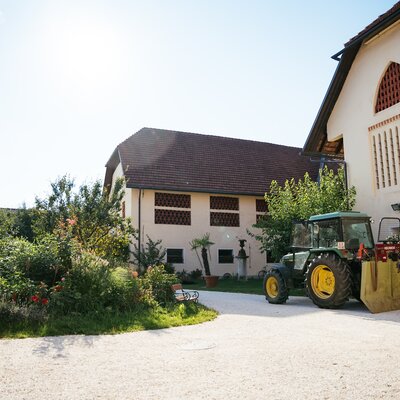 Traktor steht im Innenhof | © Urlaub am Bauernhof Kärnten / Daniel Gollner