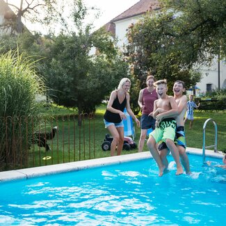 Kinder hüpfen in den Pool | © Urlaub am Bauernhof / Daniel Gollner