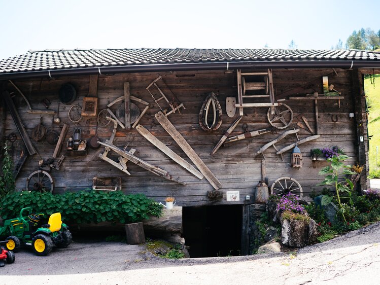 Alte Arbeitsgeräte an der Holzwand | © Urlaub am Bauernhof Kärnten / Daniel Gollner