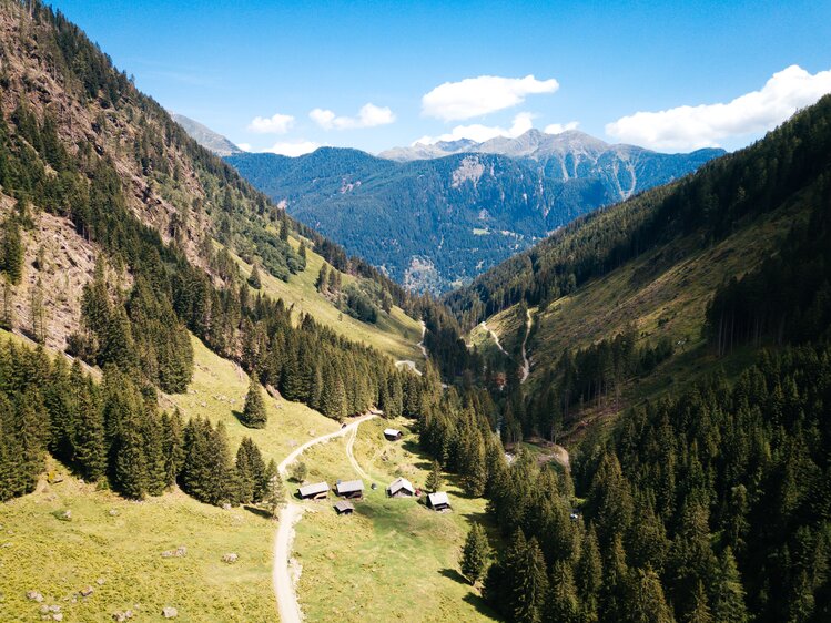 Tal mit Hütten | © Urlaub am Bauernhof Kärnten / Daniel Gollner