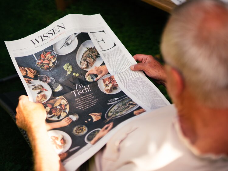 Mann hält die Zeitung | © Urlaub am Bauernhof Kärnten / Daniel Gollner