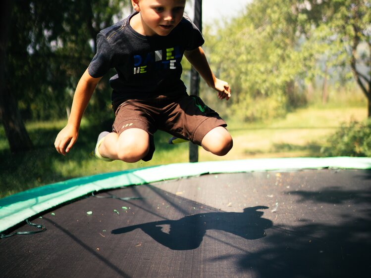 Kind hüpft im Trampolin | © Urlaub am Bauernhof Kärnten / Daniel Gollner