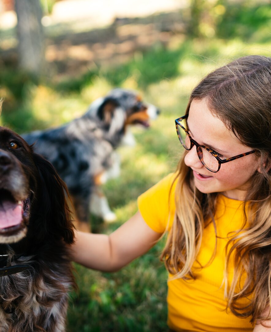 Mädchen streichelt den Hund | © Urlaub am Bauernhof Kärnten / Daniel Gollner