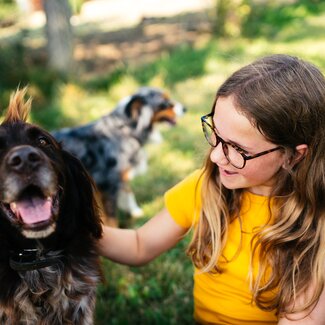 Mädchen streichelt den Hund | © Urlaub am Bauernhof Kärnten / Daniel Gollner