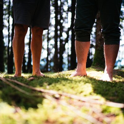 barfuß im Wald | © Urlaub am Bauernhof Kärnten/ Daniel Gollner