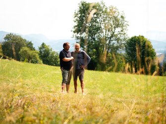 Männer stehen auf der Wiese | © Urlaub am Bauernhof Kärnten / Daniel Gollner