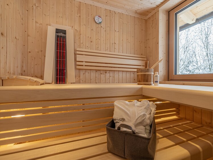 Sauna mit Bademantel und Aufguss Utensilien | © Urlaub am Bauernhof Kärnten/ Achim Mandler