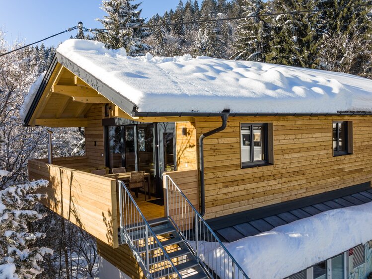 Haus mit Balkon und verschneiten Dach | © Urlaub am Bauernhof Kärnten/ Achim Mandler