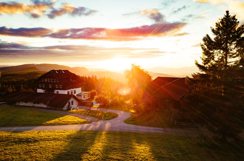 Ein Sonnenuntergang am Natur Gut Lassen | © Urlaub am Bauernhof Kärnten/ Daniel Gollner