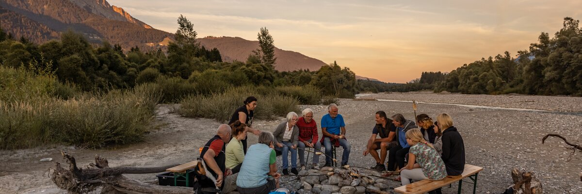 Familie grillt am Lagerfeuer am Flussufer | © Landesverband Urlaub am Bauernhof Kärnten/ Achim Mandler