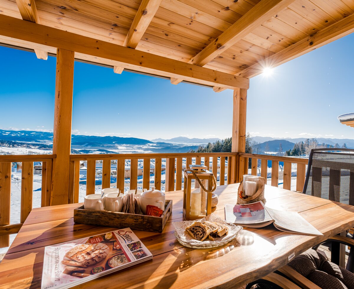 Frühstückstisch auf der Terrasse mit tollem Ausblick | © Urlaub am Bauernhof Kärnten / Michael Stabentheiner