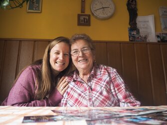 Elena und Oma Rienesl | © Privat zu Gast in Niederösterreich / Elena Paschinger / www.creativelena.com 